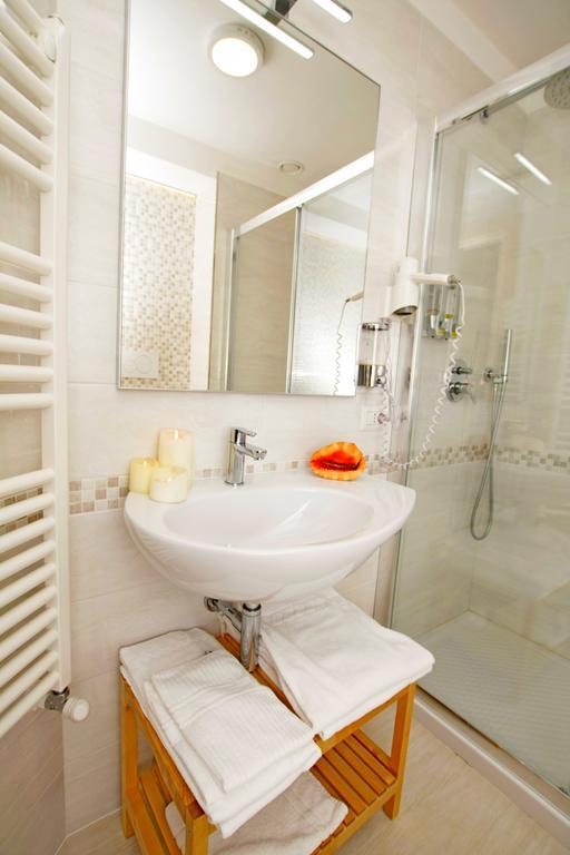 Brezza Marina Luxury Rooms Кальярі Екстер'єр фото