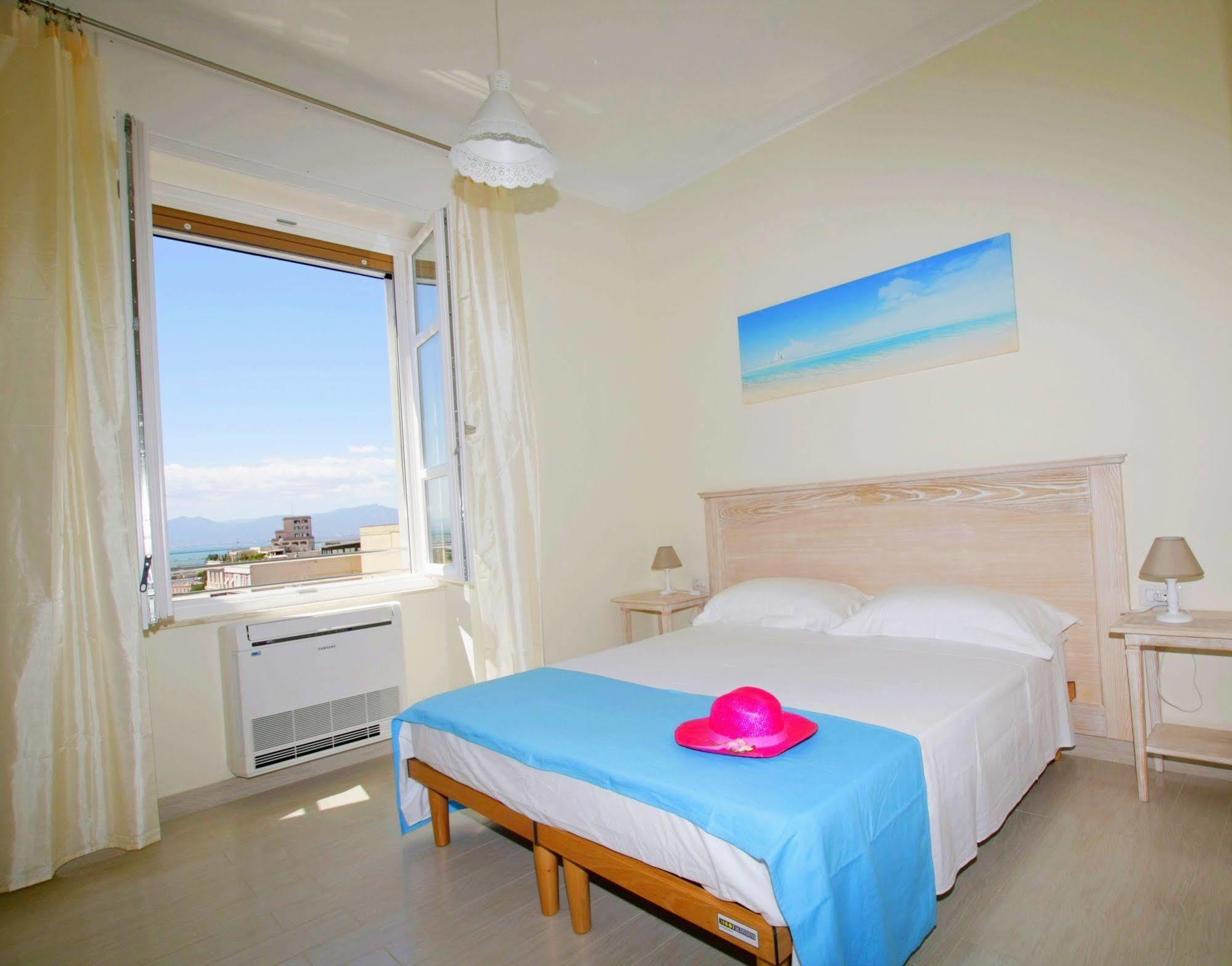 Brezza Marina Luxury Rooms Кальярі Екстер'єр фото