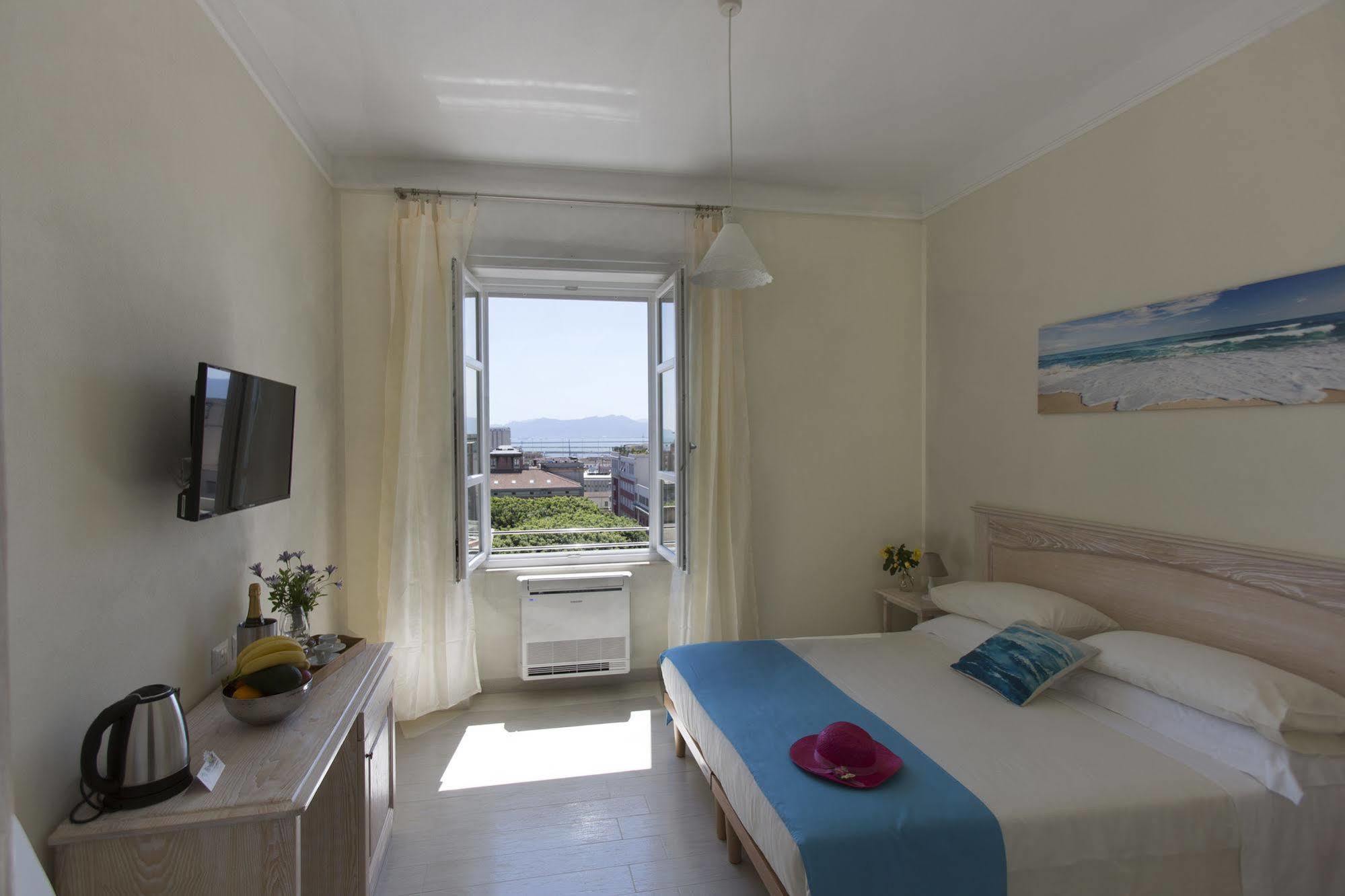 Brezza Marina Luxury Rooms Кальярі Екстер'єр фото