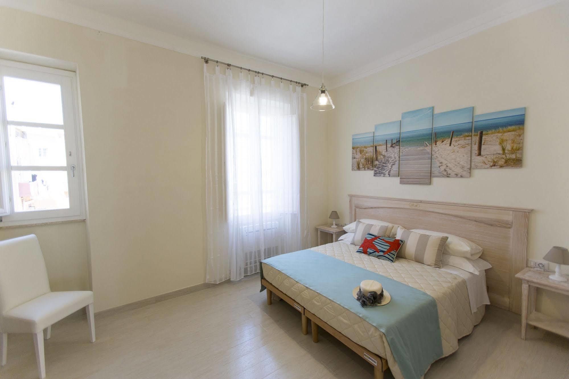 Brezza Marina Luxury Rooms Кальярі Екстер'єр фото