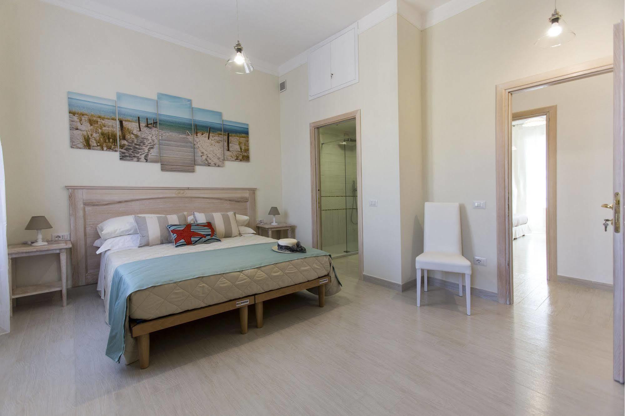 Brezza Marina Luxury Rooms Кальярі Екстер'єр фото