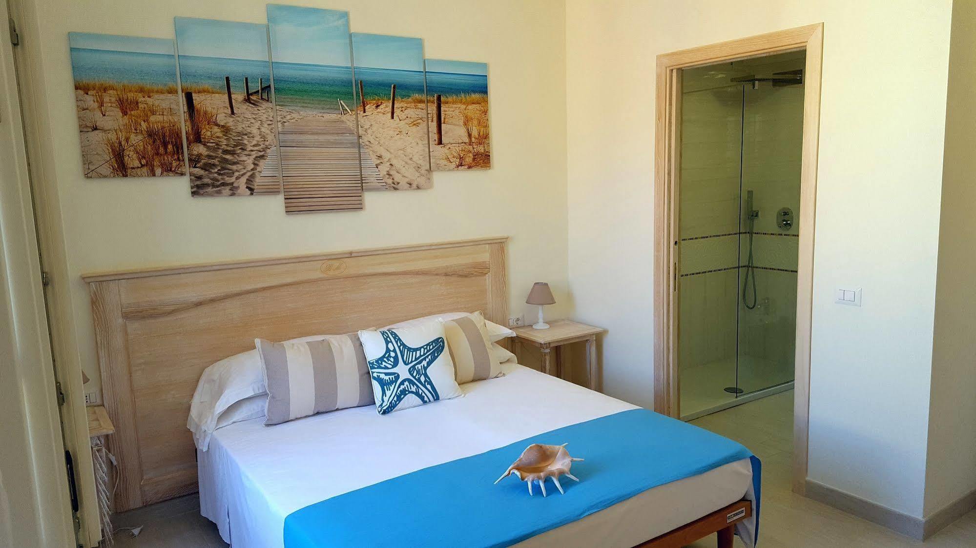 Brezza Marina Luxury Rooms Кальярі Екстер'єр фото